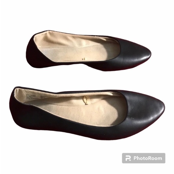 Black Flats Faux Leather Eyelet Round Toe and Smooth Pointed Toe Women’s 9 - Picture 4 of 5